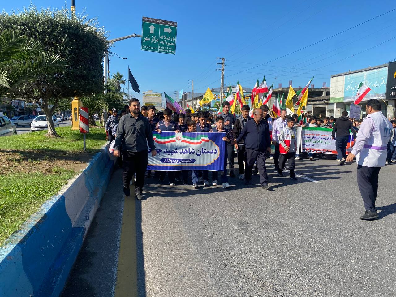 حضور دانش‌آموزان در راهپیمایی یوم الله ۱۳ آبان
